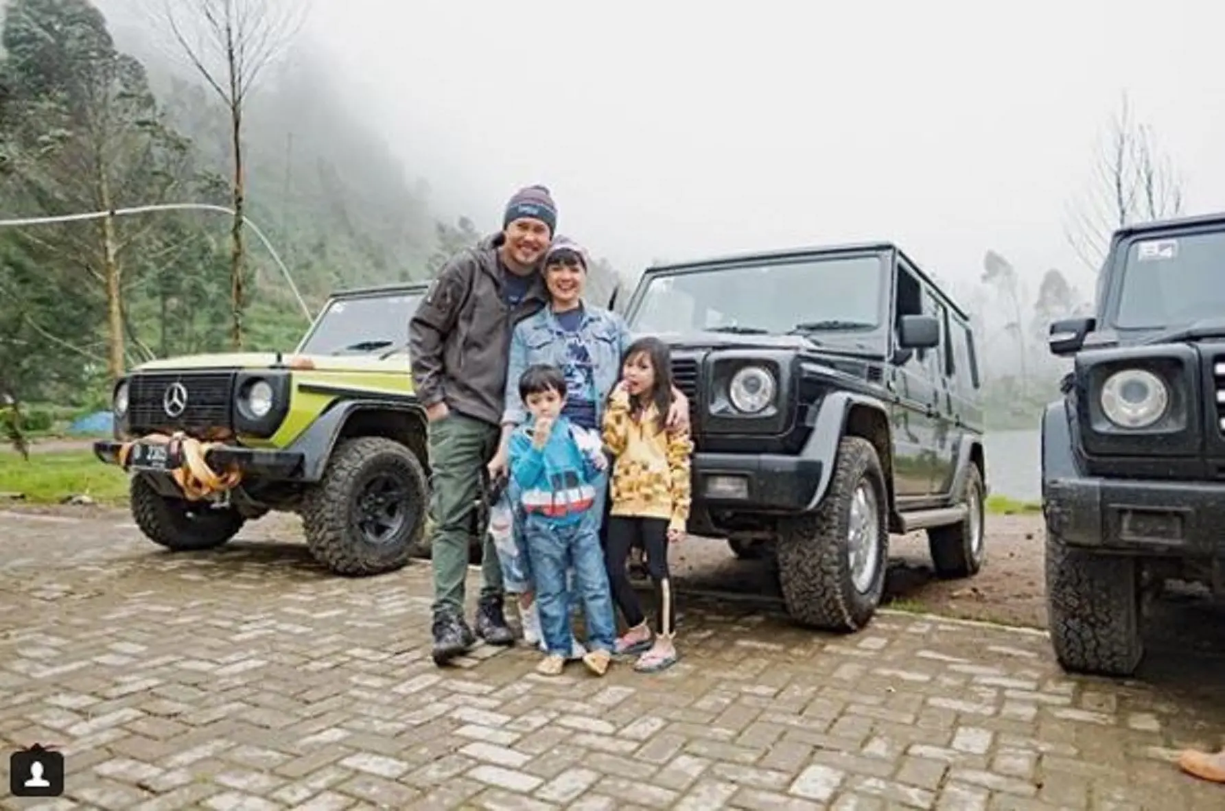 Nirina Zubir dan Ernest Fardiyan Syarif bersama kedua anak mereka (Instagram/@nirinazubir)