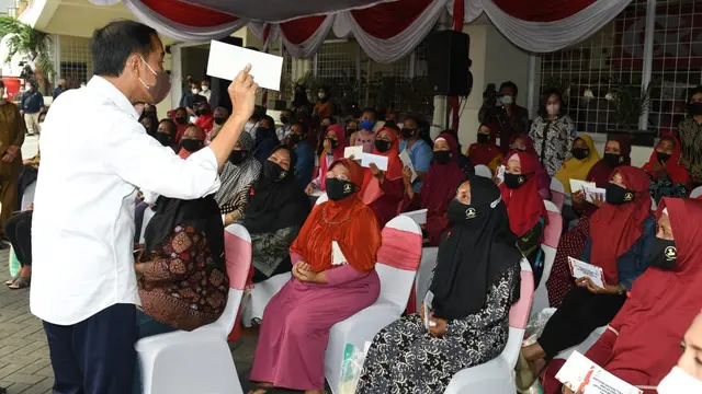 Jokowi membagikan BLT di Kampung Bulak Surabaya. (Dian Kurniawan/Liputan6.com)