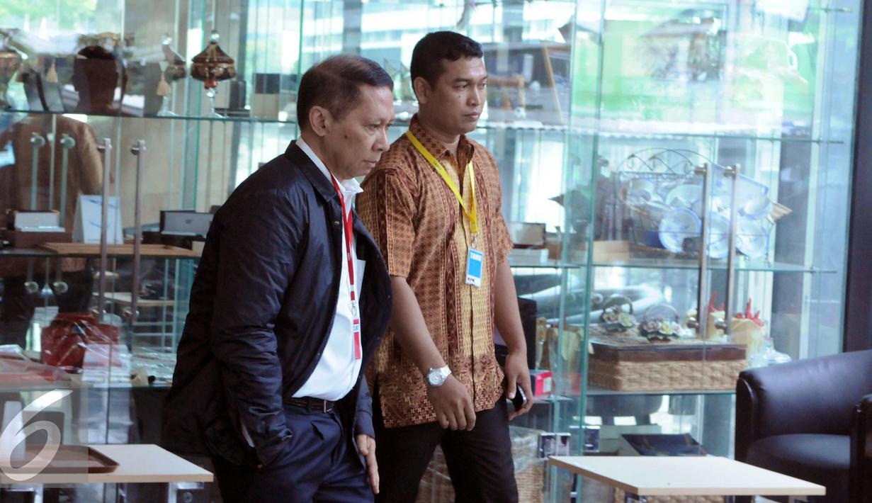 Mantan Direktur Utama PT Pelindo II Richard Joost Lino saat berada di dalam gedung KPK, Jakarta, Jumat (5/2). RJ Lino diperiksa terkait dugaan kasus korupsi pengadaan quay container crane (QCC) tahun 2010. (Liputan6.com/Helmi Afandi)