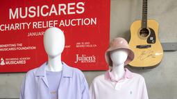 Setelan pakaian yang dikenakan anggota BTS Jimin (kiri) dan Jin pada video klip "Dynamite" ditampilkan saat pratinjau pers Julien's Auctions MusiCares Charity Relief Auction, di Beverly Hills, California, Selasa (26/1/2021). Acara lelang amal akan berlangsung pada 29 Januari. (VALERIE MACON/AFP)