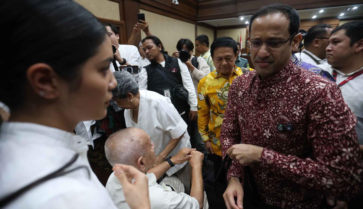 Mantan Menteri Pendidikan, Kebudayaan, Riset, dan Teknologi (Mendikbudristek), Nadiem Anwar Makarim (kanan), usai sidang pembacaan tuntutan di Pengadilan Tindak Pidana Korupsi Jakarta, Rabu 13 Mei 2026. (Kapanlagi.com/Budy Santoso)