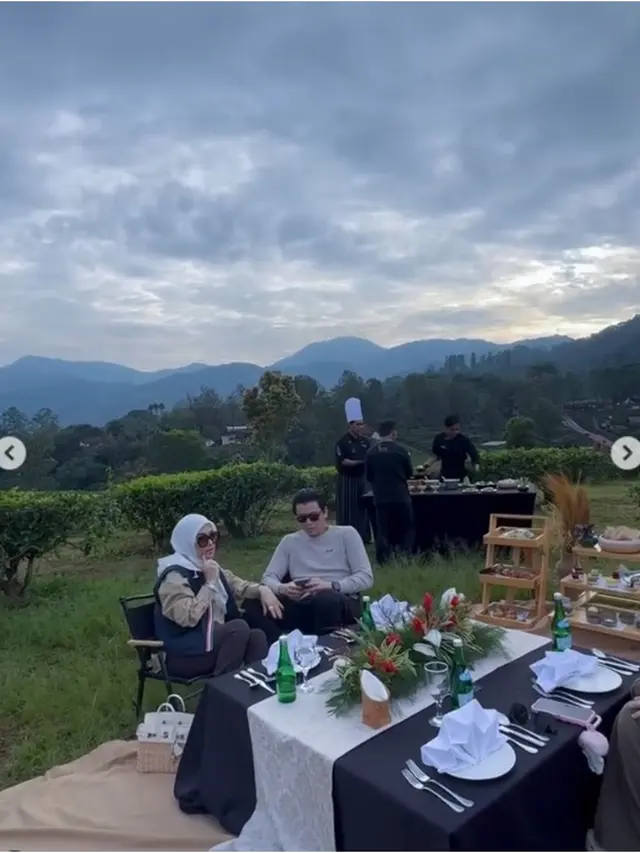 6 Potret Piknik Mewah Syahrini dan Reino Barack, Nikmati Sarapan di Kebun Teh