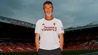 Roy Keane menjadi satu di antara model jersei ketiga Manchester United untuk musim 2023/2024. (dok. Adidas)