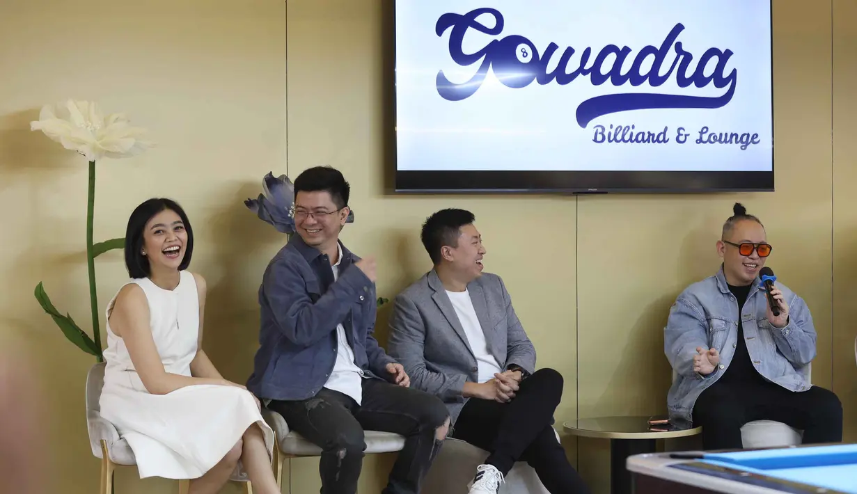 Konsep ini menjawab kebutuhan keluarga urban akan ruang hiburan berkualitas yang aman untuk anak, nyaman untuk pasangan, dan relevan dengan gaya hidup modern. Tampa dalam foto, Founder & Vision Driver, Yovita Lesmana; Founder Gowadra, Tinggo Xiao; General Manager Community Development TACO, Andika Tjandra; dan arsitek RSI Group, Revano Satria (kiri ke kanan); saat memberi keterangan kepada pewarta di Gowada Billiard, Jalan Thamrin Boulevard Pantai Indah Kapuk 2 (PIK 2), Kabupaten Tangerang, Banten, pada Rabu (11/2/2026). (Kapanlagi.com/Budy Santoso)