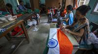 Pegawai pemerintah menjahit bendera tiga warna India di kantor menjelang Hari Kemerdekaan di Gauhati, di negara bagian timur laut Assam, Selasa, 2 Agustus 2022. Perdana Menteri India Narendra Modi telah mengimbau warga untuk mengibarkan atau memajang bendera nasional di Hari Kemerdekaan pada 15 Agustus. (AP Photo/Anupam Nath)