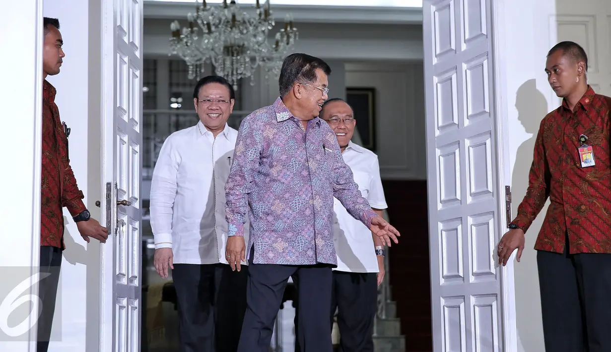 Wakil Presiden Jusuf Kalla (tengah) beserta Ketum Partai Golkar Munas Bali Aburizal Bakrie, Ketum Partai Golkar Munas Ancol, Agung Laksono akan memberi keterangan pers, Jakarta, (3/2). Pertemuan membahas Munas Luar Biasa. (Liputan6.com/Faizal Fanani)
