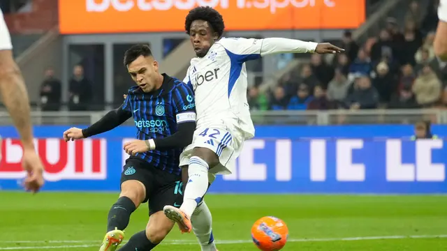 Momen Lautaro Martinez mencetak gol di laga Inter Milan vs Como di pekan ke-14 Serie A 2025/2026 di Giuseppe Meazza, Minggu (07/12/2025). (AP Photo/Luca Bruno)