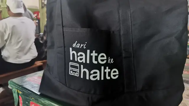 Tote bag DHKH sebagai salah satu merchandise.