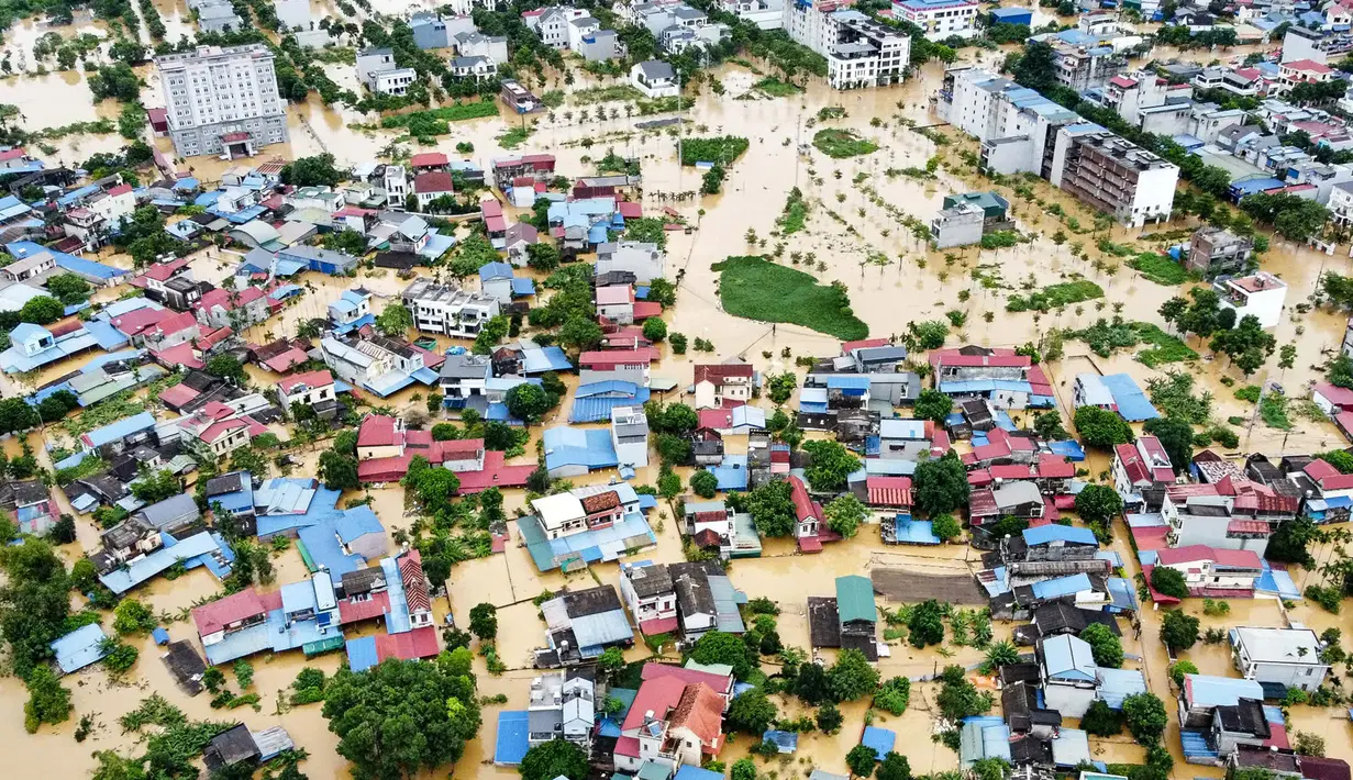 Sejumlah sungai di Vietnam Utara mencapai ketinggian air yang cukup berbahaya. (Xuan Quang/AFP)