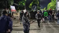 Demo tolak UU Cipta Kerja berujung bentrok di Makassar (Liputan6.com/Fauzan)