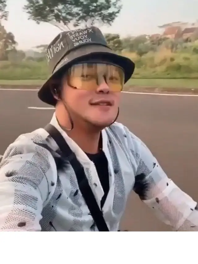 5 Gaya Danang D'Academy saat Bersepeda, Tetap Tampil Stylish