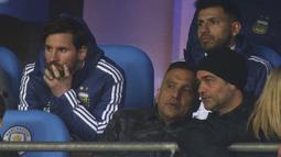 Lionel Messi serius saat menonton Argentina melawan Italia pada laga uji coba di Etihad Stadium, Manchester, Inggris, (23/3/2018). Argentina menang 2-0. (AP/Dave Thompson)