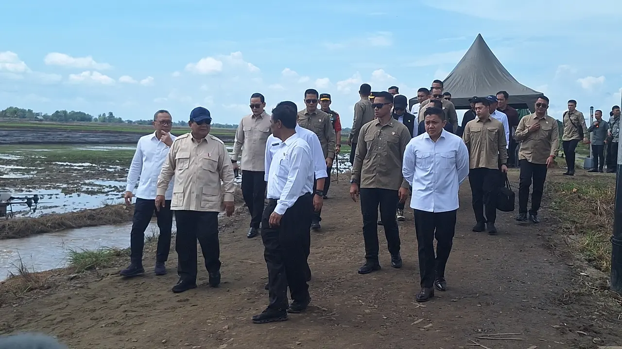 Presiden Prabowo Subianto menanam padi dengan memanfaatkan teknologi drone di Kabupaten Ogan Ilir, Sumatera Selatan (Sumsel), Rabu (23/4/2025).