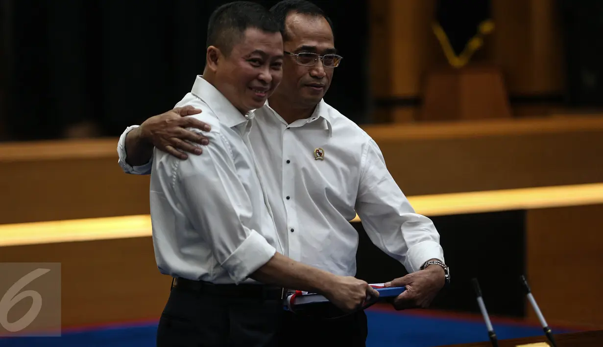 Mantan Menhub Ignasius Jonan dan Menhub Budi Karya Sumadi usai menandatangani dokumen sertijab Menteri Perhubungan di Gedung Kemenhub, Jakarta, Kamis (28/7). Budi Karya resmi menjadi Menhub menggantikan Ignasius Jonan. (Liputan6.com/Faizal Fanani)
