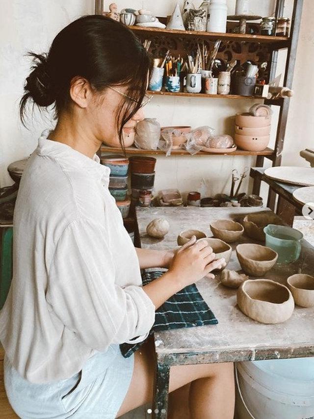 6 Potret Angela Gilsha dan Cut Syifa saat Buat Tembikar, Curi Perhatian