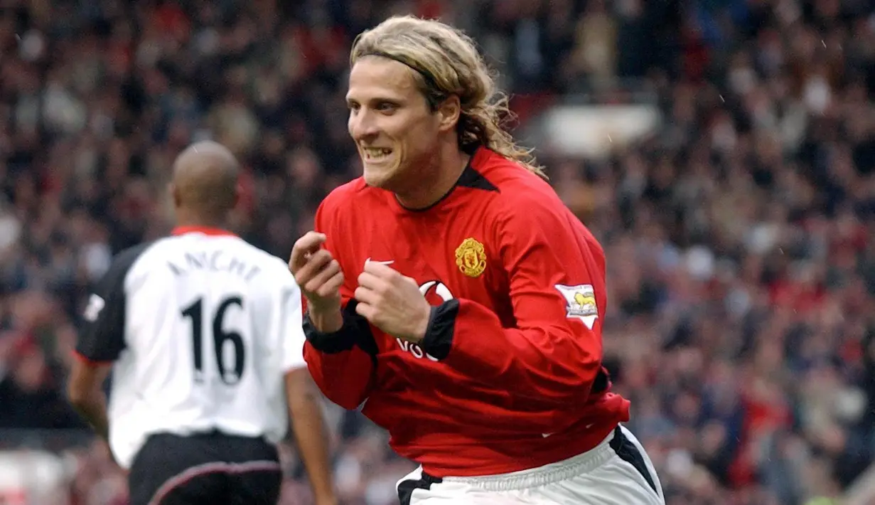 Diego Forlan. Striker Uruguay yang kini berusia 42 tahun dan pensiun bersama Kitchee Agustus 2009 ini terlebih dahulu berseragam Manchester United selama 3 musim, 2001/2002 hingga 2003/2004. Ia total tampil dalam 97 laga di semua ajang dengan torehan 17 gol dan 9 assist. (AFP/Paul Barker)