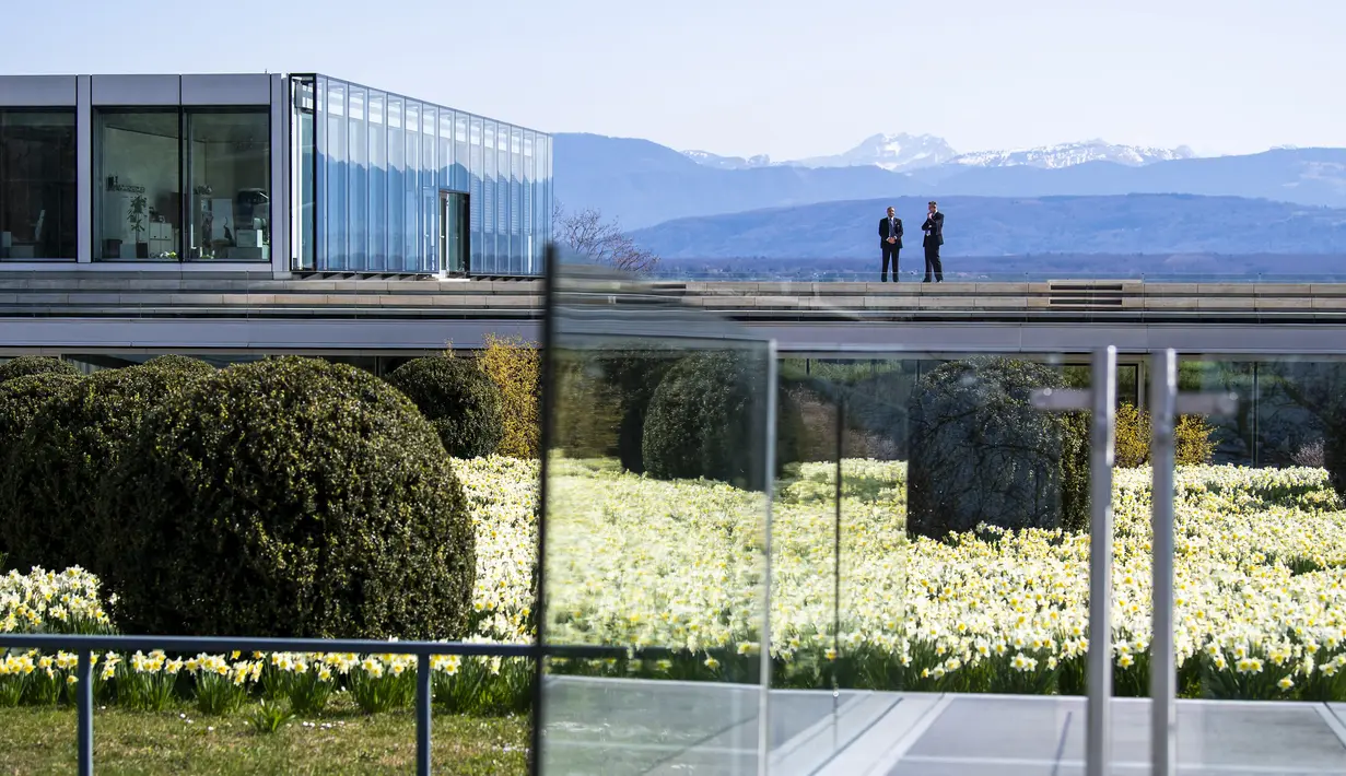 Petugas keamanan berpatroli di atap Markas Besar UEFA, Nyon, Swiss, Selasa (17/3/2020). Semula, Piala Eropa 2020 bakal digelar pada 20 Juni. (Jean-Christophe Bott/Keystone via AP)