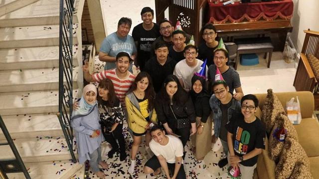 6 Potret Kebersamaan Sheila Dara dan Keluarga Vidi Aldiano, Sudah Akrab