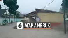 Hujan deras dan angin kencang yang turun sehari membuat atap sebuah SD di Tangerang, Banten ambruk. Tidak ada korban jiwa dalam kejadian ini.