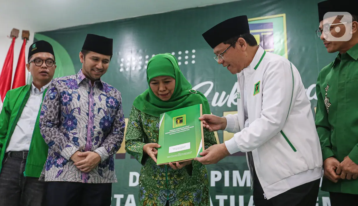 Pasangan Bakal Calon Gubernur Jawa Timur, Khofifah Indar Parawansa-Emil Dardak menerima surat rekomendasi dari Dewan Pimpinan Pusat (DPP) Partai Persatuan Pembangunan (PPP) yang diserahkan secara resmi oleh Plt Ketua Umum PPP Muhamad Mardiono, Jakarta, Jumat (12/7/2024). (Liputan6.com/Angga Yuniar)