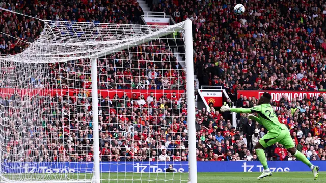 Foto: Blunder Kiper Baru MU Andre Onana saat Laga Debutnya di Old Trafford, Dibobol dari Tengah Lapangan