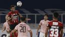 Pemain Bali United Willian Pacheco berhasil menghalau bola di udara dalam pertandingan pembukaan BRI Liga 1 2021/2022 antara Bali United melawan Persik Kediri di Stadion Utama Gelora Bung Karno, Jumat (27/8/2021). (Foto: Bola.com/Ikhwan Yanuar)