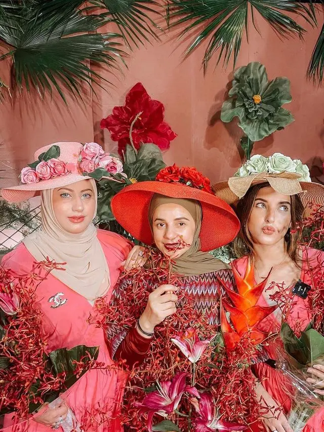 11 Potret Kompak si Kembar Tasya Farasya dan Tasyi Athasyia Berbalut Dress Pink Rayakan Ulang Tahun ke-30