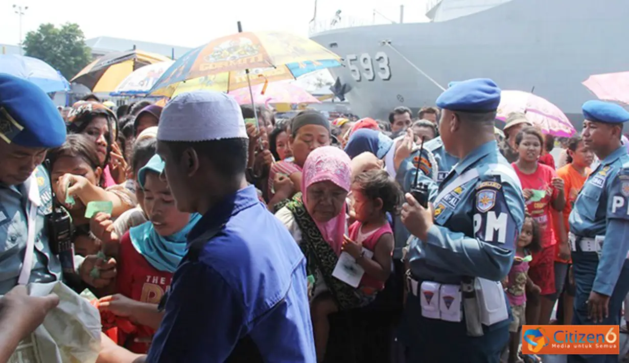Citizen6, Tanjung Priok: Usai Shalat Idul Adha, dilanjutkan dengan penyembelihan hewan kurban yang terdiri dari sembilan sapi dan 16 kambing di dermaga Kolinlamil. Tercatat sebanyak 2250 kantong daging telah dibagikan kepada masyarakat. (Pengirim: Dispenk
