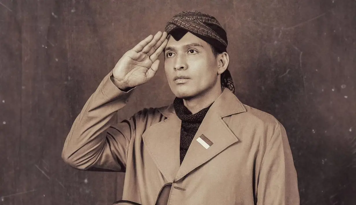 Lucky Hakim sebagai Jendral Sudirman tampak gagah dengan jas coklat, turtleneck top, dan blangkon [Foto: IG/@yudajulianofficial]