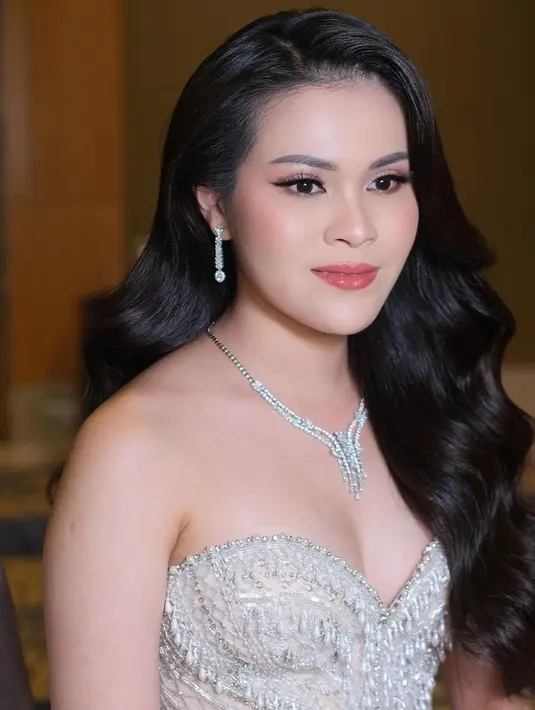 Chen Giovani pun melengkapi penampilannya dengan kalung dan anting-anting model airdrop yang membuat tampilannya semakin mewah. [@malvava]