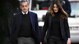 Mantan Presiden Prancis, Nicolas Sarkozy diantar istrinya Carla Bruni-Sarkozy untuk menyerahkan diri ke lembaga pemasyarakatan La Sante pada Selasa 21 Oktober 2025. (JULIEN DE ROSA/AFP)