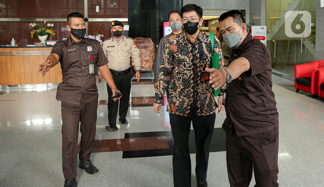 Petugas membantu Kepala Kantor Pajak Madya Jakarta Timur, Wahono Saputro mengarahkannya ke pintu keluar  Gedung Merah Putih KPK, Jakarta Selatan, Selasa (14/3/2023). Saat menyambangi Gedung Merah Putih KPK, Wahono Saputro juga bungkam untuk menjawab pertanyaan para awak media. (Liputan6.com/Faizal Fanani)