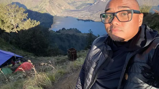 Cosplay Jadi Porter, Ini 7 Potret Igor Saykoji dan Istri Daki Gunung Rinjani