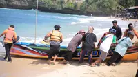 Dramatis, Tim SAR Selamatkan Tiga Wisatawan Terseret Ombak di Pantai Selatan Gunungkidul