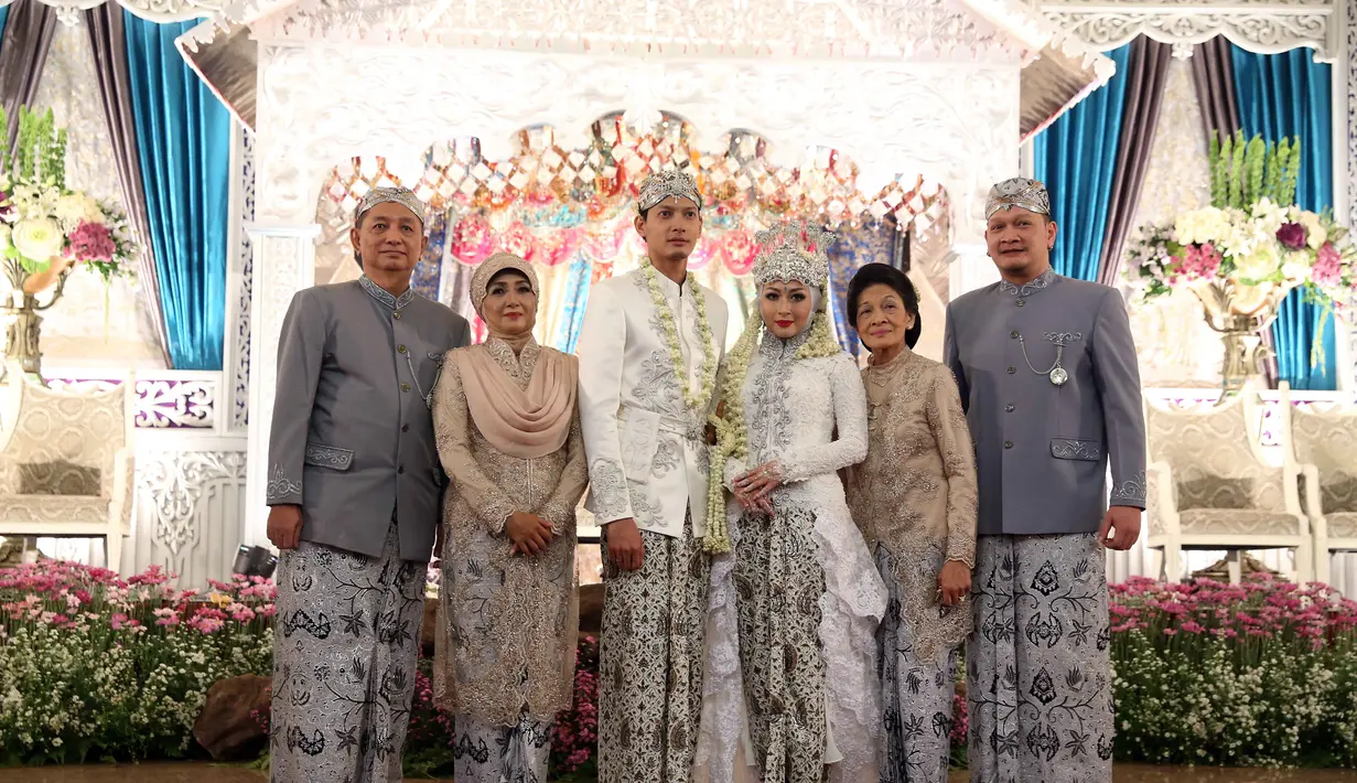 Fedi Nuril dan Vanny Widyasasti berfoto bersama kedua orangtua dari masing-masing pihak. Uki, kakak pertama dari Fedi Nuril menjadi wakil menggantikan posisi mendiang ayahnya. (Nurwahyunan/Bintang.com)