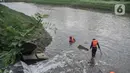 Petugas SAR gabungan menyisir aliran kanal saat pencarian hari kedua korban tenggelam di Kanal Banjir Timur, Duren Sawit, Jakarta Timur, Selasa (2/11/2021). Pencarian berinisial ABP (9) diperluas menjadi radius 6 kilometer dari lokasi kejadian. (merdeka.com/Iqbal S. Nugroho)