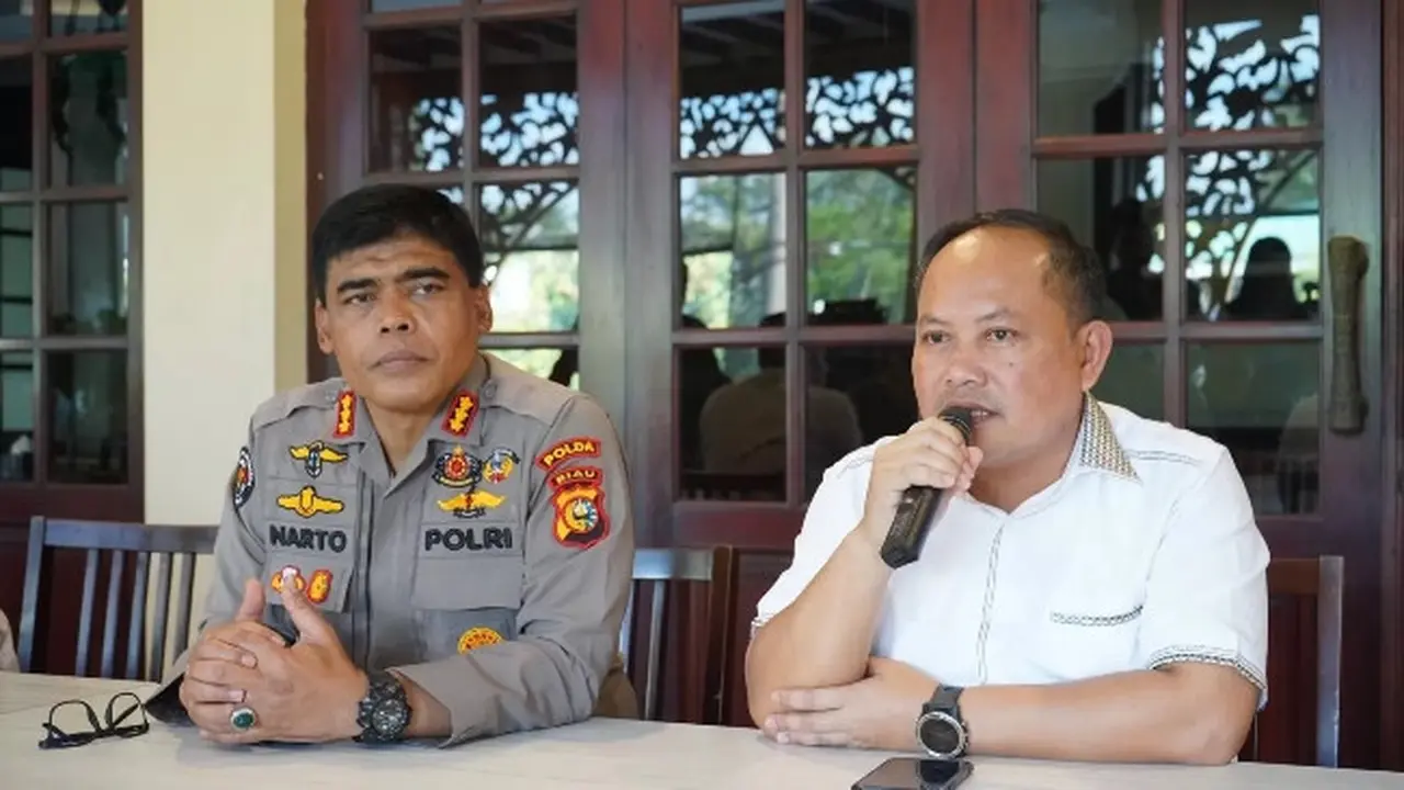 Direktur Reserse Kriminal Khusus Polda Riau Kombes Teguh Widodo (kanan).