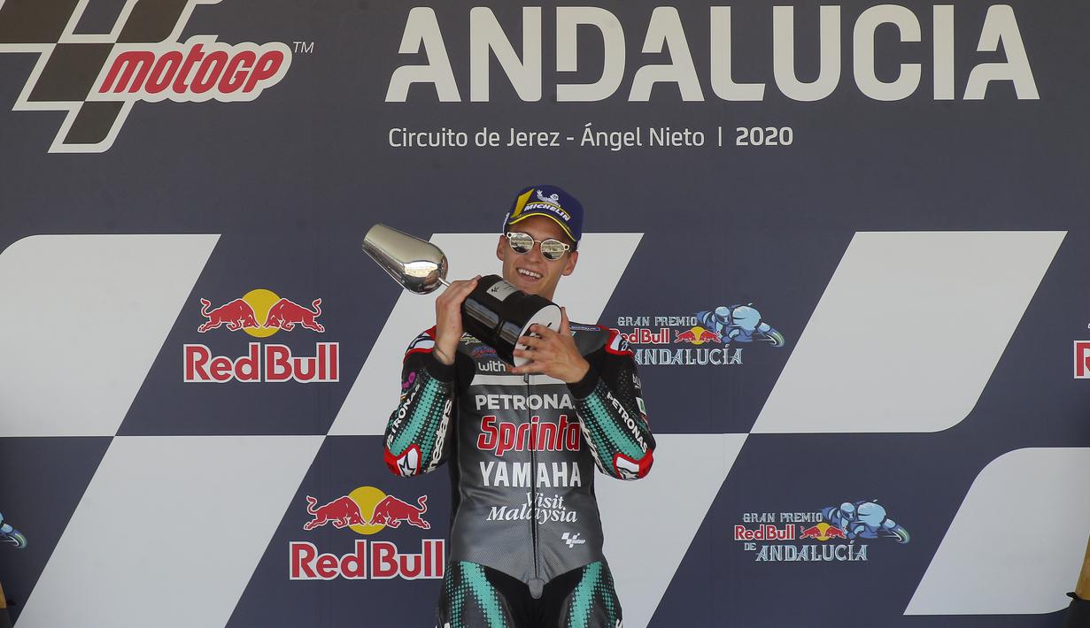 Pembalap Petronas Yamaha, Fabio Quartararo, merayakan kemenangan di atas podium usai menjuarai MotoGP Andalusia di Sirkuit Jerez, Minggu (26/7/2020). Fabio Quartararo berhasil finis pertama dengan catatan waktu 41 menit 22,666 detik. (AP Photo/David Clares)