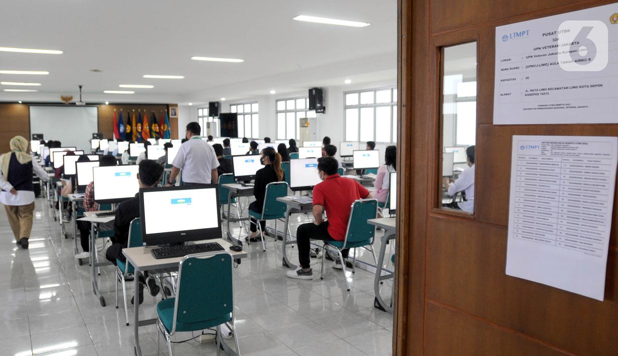 Suasana Ujian Tulis Berbasis Komputer (UTBK) Seleksi Bersama Masuk Perguruan Tinggi Negeri (SBMPTN) 2022 gelombang pertama di Universitas Pembangunan Nasional (UPN), Jakarta, Selasa (17/5/2022). UTBK SBMPTN 2022 digelar mulai hari ini hingga 23 Mei 2022. (merdeka.com/Arie Basuki)