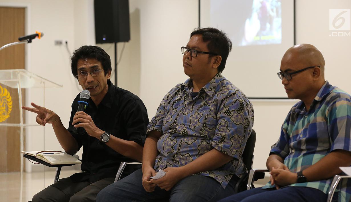 Donny Ardianto (kiri) dan para aktivis 98 saat menjadi pembicara dalam talkshow 20 tahun (Belum Tuntasnya) Reformasi di Kampus UI Salemba, Jakarta, Sabtu (19/5). Talkshow membahas Anti KKN, Supremasi Hukum dan Dwifungsi ABRI. (Liputan6.com/Fery Pradolo)