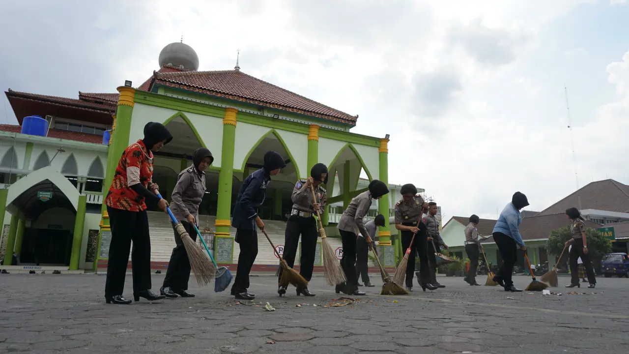 Polwan Karanganyar Bersih-Bersih Masjid Agung Sambut Ramadan