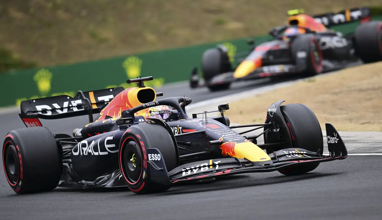 Pebalap Oracle Red Bull Racing, Max Verstappen memacu mobilnya saat Formula 1 GP Hungaria yang berlangsung di Sirkuit Hongaronging, Budapest, pada Minggu (31/7/2022). (AP/Darko Bandic)