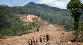 Relawan penyelamat berdiri di lokasi longsor, Desa Situkung, Banjarnegara, Jawa Tengah, pada Selasa 18 November 2025. Hingga Selasa (18/11/2025), jumlah korban tewas yang terkonfirmasi akibat bencana longsor di Dusun Situkung, Desa Pandanarum, Banjarnegara, Jawa Tengah, mencapai dua orang. (DEVI RAHMAN/AFP)