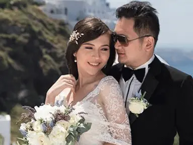 Olivia Jensen dan suami, nampak romantis saat melakukan sesi pemotretan dengan latar belakang pemandangan laut dan bukit Santorini yang indah. (menaralighthouse.com)