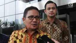 Wali Kota Gorontalo Marthen Taha (kiri) dan Wakil Wali Kota Gorontalo Ryan Kono (kanan) memberikan keterangan kepada awak media usai menyerahkan Laporan Harta Kekayaan Penyelenggara Negara (LHKPN) di Gedung KPK, Jakarta, Senin (01/07/2019). (merdeka.com/Dwi Narwoko)