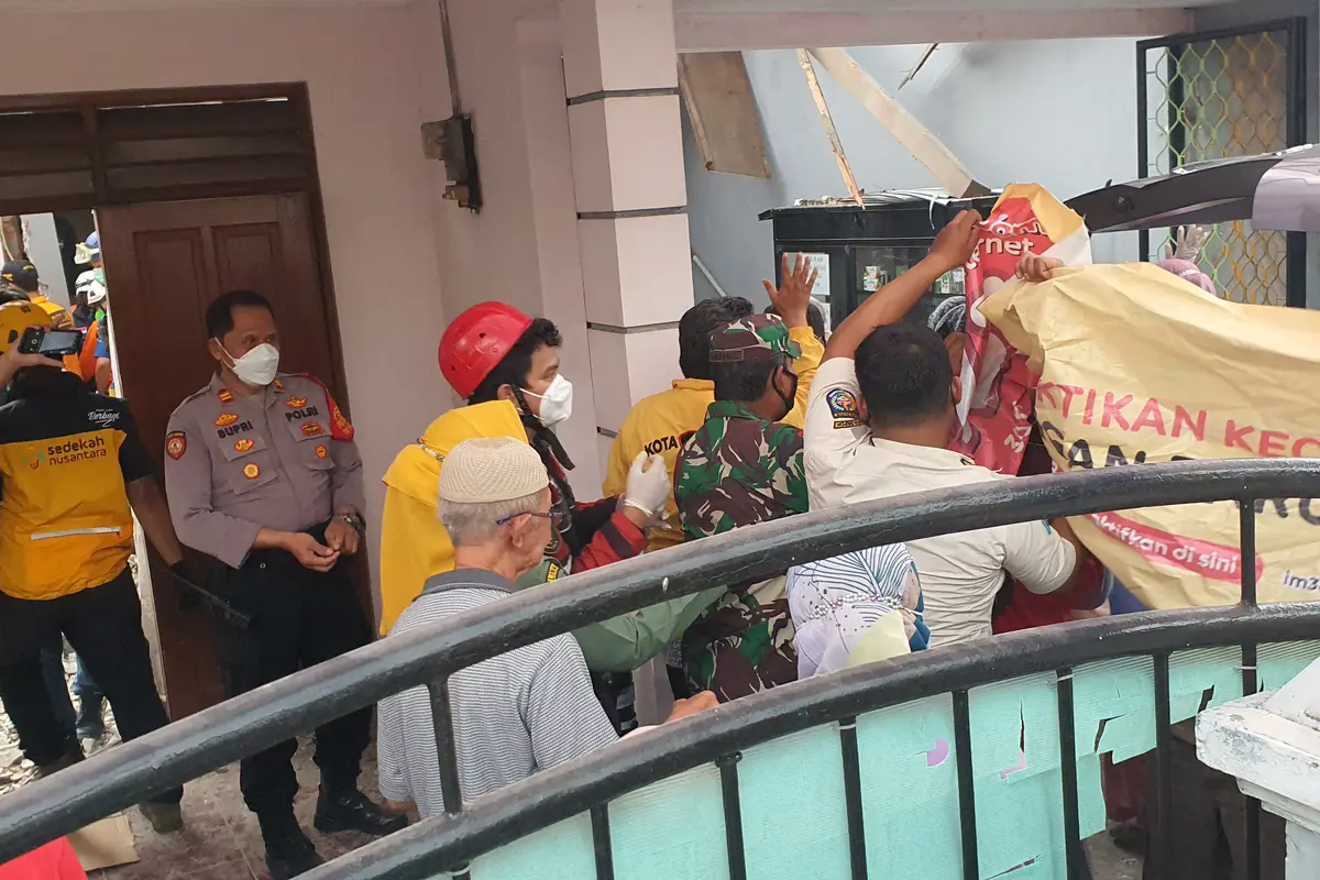 Korban yang terhimpit reruntuhan menara air PDAM dan crane jatuh di Depok berhasil dievakuasi