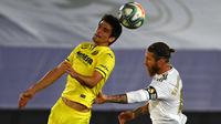 Bek Real Madrid, Sergio Ramos (kanan) berebut bola dengan pemain depan Villarreal, Gerard Moreno pada lanjutan kompetisi Liga Spanyol di Estadio Alfredo Di Stefano, Kamis (16/7/2020). Real Madrid memastikan diri menjadi juara La Liga musim 2019/20 usai mengalahkan Villarreal 2-1. (GABRIEL BOUYS/AFP)