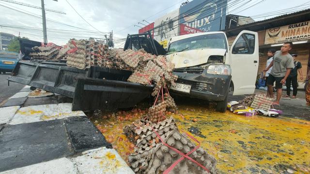 Sejumlah kendaraan terlibat tabrakan beruntun di Jalan Raya Bogor, Kota Depok.