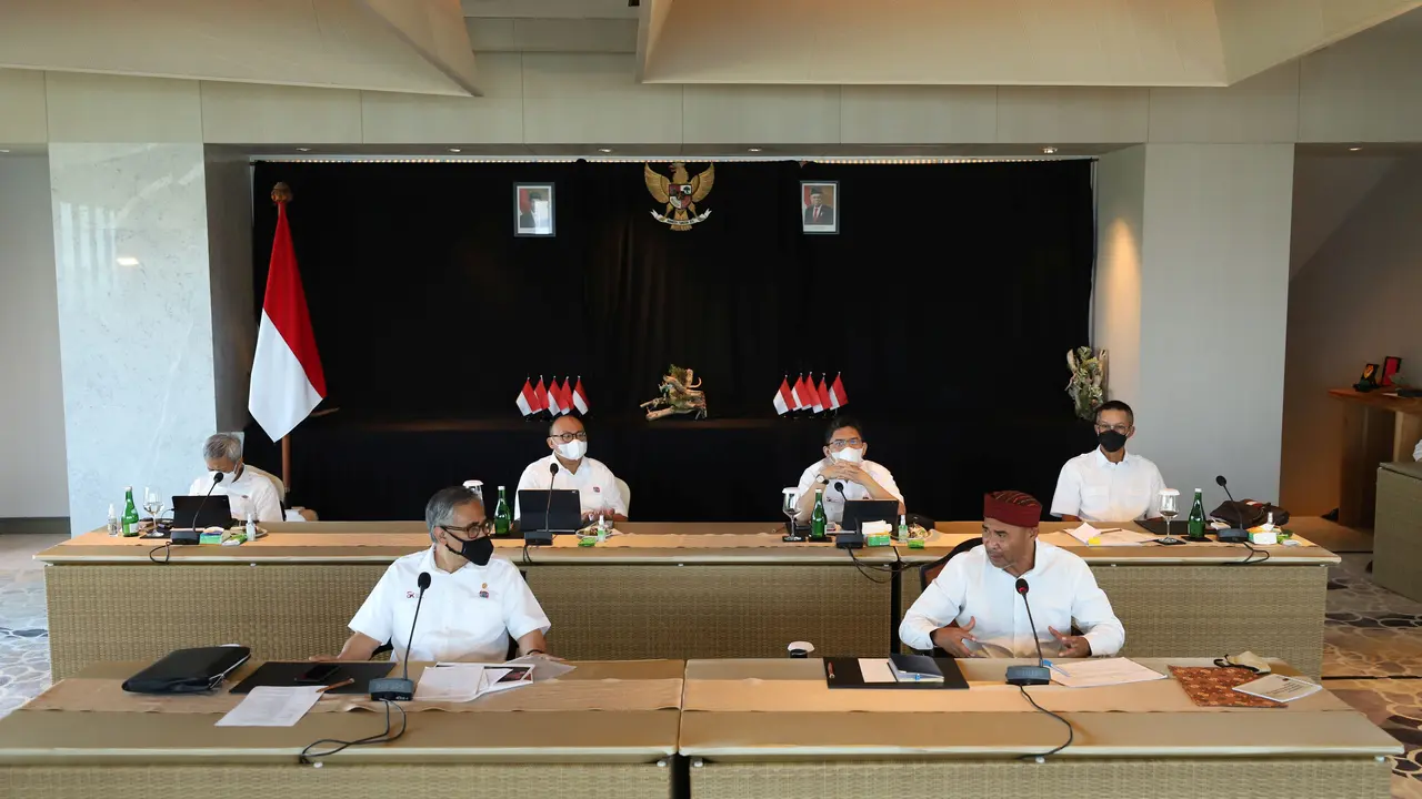 Ketua Dewan Komisioner OJK Wimboh Santoso bertemu Gubernur Nusa Tenggara Timur, Viktor Bungtilu Laiskodat dan petinggi Bank NTT dan BRI di tengah Rapat Kerja Strategis OJK di Labuan Bajo. (Dok OJK)
