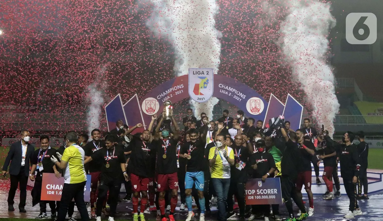 Pemain Persis Solo merayakan kemenangan usai merebut gelar juara Liga 2 Indonesia 2021 di Stadion Pakansari, Bogor, Kamis (30/12/2021). Di Final, Persis Solo berhasil mengalahkan Rans Cilegon United 2-1. (Liputan6.com/Helmi Fithriansyah)